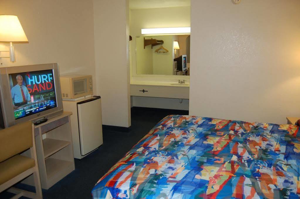 Days Inn By Wyndham Hardeeville Near Hilton Head ภายนอก รูปภาพ
